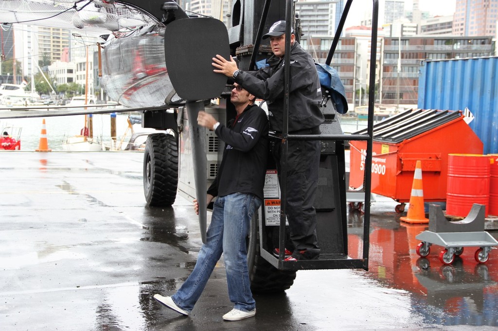 Fitting a rudder to Emirates Team NZ’s SL-33  © Richard Gladwell www.photosport.co.nz